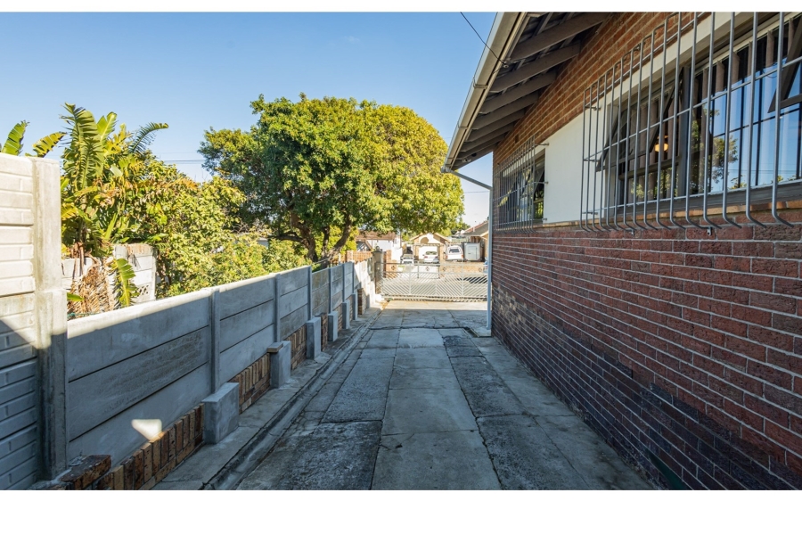 5 Bedroom Property for Sale in Avondale Western Cape